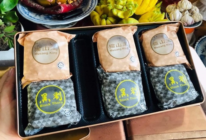 Banh trung thu sau rieng gan 2 trieu dong, nha giau chi tien an sang-Hinh-2