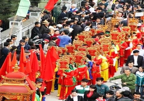 Theo sách "Kể chuyện tấm gương hiếu học", truyền thống khoa bảng của làng Mộ Trạch trải dài suốt thời kỳ phong kiến. Người mở đầu cho bảng vàng tiến sĩ của làng Mộ Trạch là hai anh em ruột Vũ Nghiêu Tá và Vũ Hán Bi, cùng đỗ thái học sinh năm Giáp Thìn (1304) dưới triều vua Trần Anh Tông.