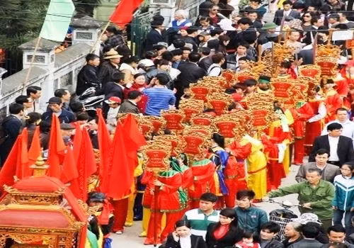 Theo sách "Kể chuyện tấm gương hiếu học", truyền thống khoa bảng của làng Mộ Trạch trải dài suốt thời kỳ phong kiến. Người mở đầu cho bảng vàng tiến sĩ của làng Mộ Trạch là hai anh em ruột Vũ Nghiêu Tá và Vũ Hán Bi, cùng đỗ thái học sinh năm Giáp Thìn (1304) dưới triều vua Trần Anh Tông.