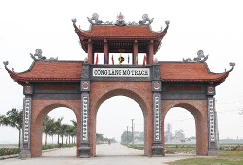 Theo thần tích, làng Mộ Trạch (có tên Nôm là Chằm Thượng), thờ thành hoàng tên húy là Vũ Hồn. Ông chọn đất, lập làng, mở lớp dạy học, giúp dân khai trí, lập nên dòng họ Vũ. Hiện nay, đa số người dân Mộ Trạch mang họ Vũ.