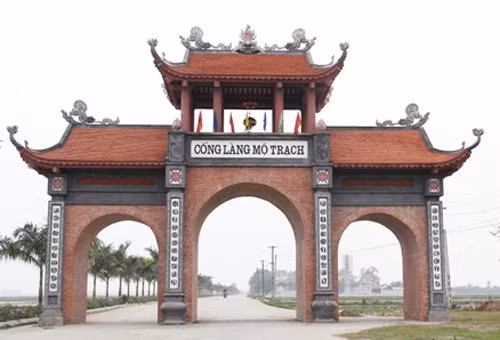 Theo thần tích, làng Mộ Trạch (có tên Nôm là Chằm Thượng), thờ thành hoàng tên húy là Vũ Hồn. Ông chọn đất, lập làng, mở lớp dạy học, giúp dân khai trí, lập nên dòng họ Vũ. Hiện nay, đa số người dân Mộ Trạch mang họ Vũ.