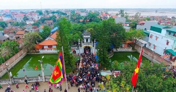 Trong số 36 tiến sĩ của làng Mộ Trạch, một trạng nguyên (Lê Nại, đỗ năm 1505), 11 hoàng giáp. Trong số những vị đỗ đạt này, một người là tể tướng, 4 người làm bồi tụng, 14 thượng thư, 5 quận công.