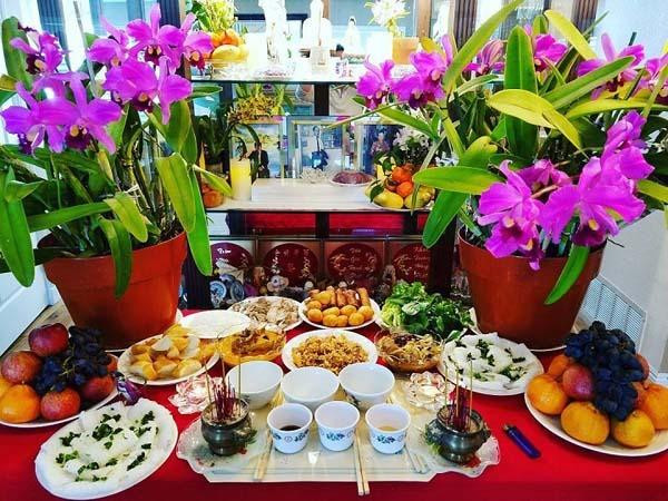 Ban thờ Thần tài cần được an vị và sắp xếp một cách chuẩn chỉnh thì mới đạt được hiệu quả tối ưu. Có một số vật phẩm không thể thiếu trên ban thờ Thần tài trợ mệnh vượng phát tài lộc gồm: Bài vị, tượng thần tài, thổ địa, 3 hũ gạo, nước, muối, nậm rượu, bát hương, bình hoa, ống hương, đĩa bồng.