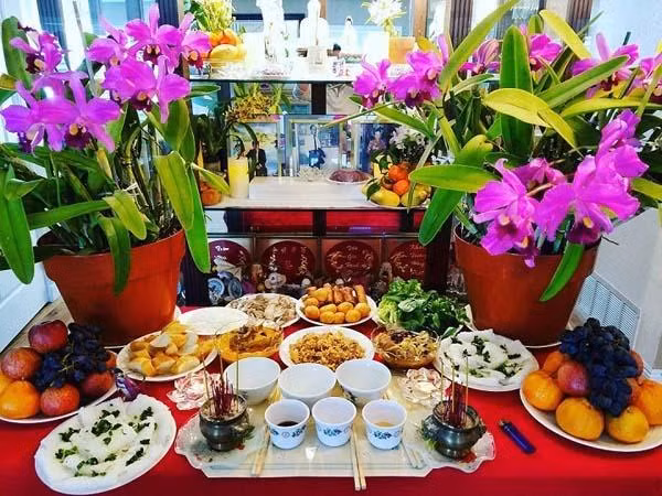 Ban thờ Thần tài cần được an vị và sắp xếp một cách chuẩn chỉnh thì mới đạt được hiệu quả tối ưu. Có một số vật phẩm không thể thiếu trên ban thờ Thần tài trợ mệnh vượng phát tài lộc gồm: Bài vị, tượng thần tài, thổ địa, 3 hũ gạo, nước, muối, nậm rượu, bát hương, bình hoa, ống hương, đĩa bồng.