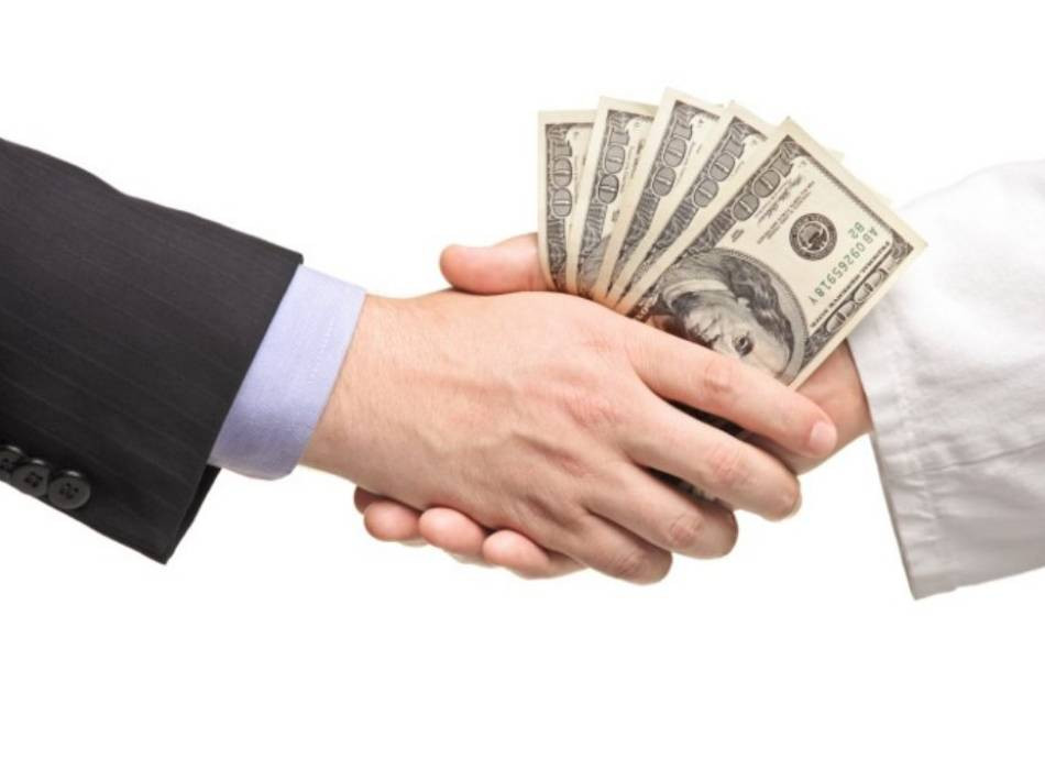 Con bạc hy vọng thu được số tiền khổng lồ thông qua cờ bạc, và khi thua, họ thường nghĩ rằng lần sau họ sẽ thắng được, thế nhưng nếu thắng thì cuối cùng lại mất tiền, một khi đã sa vào cờ bạc thì thật khó thoát khỏi cám dỗ “dính tiền” nếu cho con bạc vay tiền, kết quả là chỉ vay mà không trả.