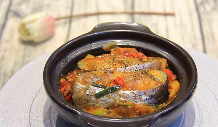 Ở Cà Mau, nghề làm cá dứa một nắng và cá dứa khô cũng mang về thu nhập ổn định cho người dân nơi đây.