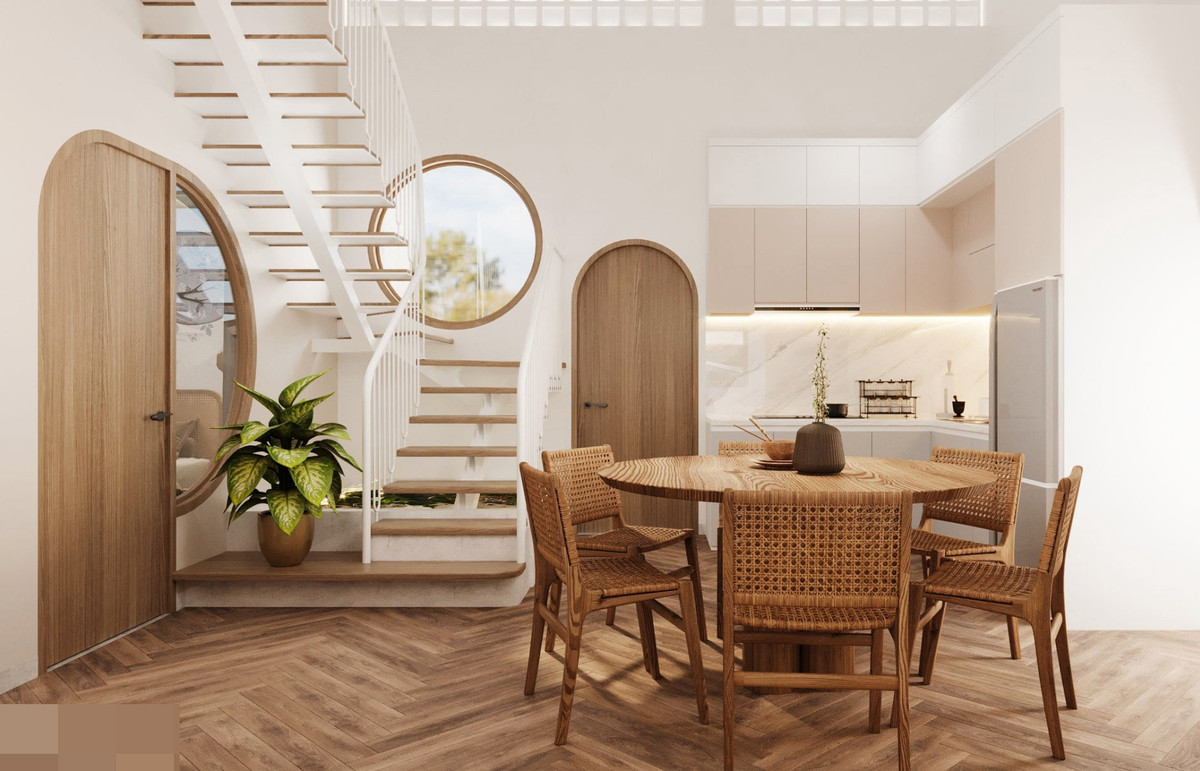 Phòng bếp và bàn ăn có sự giao lưu với thiên nhiên bên ngoài qua cửa sổ, cửa hậu. Phần sàn lát gạch xương cá sang trọng, tinh tế. Tủ bếp làm đơn giản, hệ cánh phẳng dễ vệ sinh, lau dọn. Những khung cửa bo cong làm không gian hài hòa, phá vỡ sự khô cứng của hình khối vuông vức.