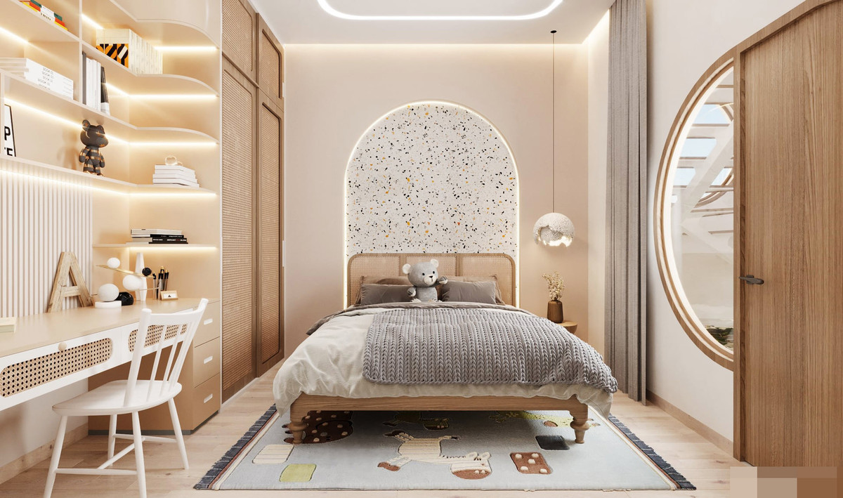 Phòng ngủ tầng 1 ấm cúng, thanh lịch nằm cạnh cầu thang dẫn lên tầng 2. Khung cửa sổ hình bán nguyệt nối với bếp giúp phòng có nhiều ánh sáng.