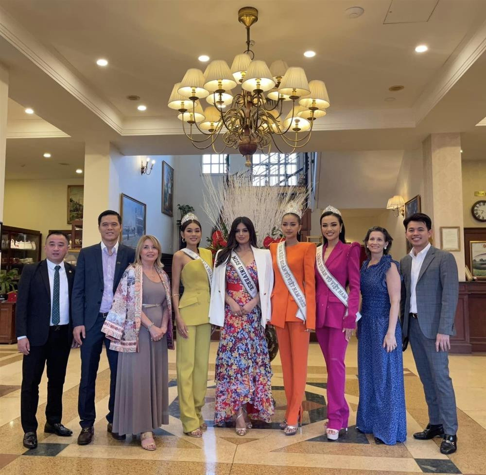 Netizen đòi giải cứu Top 3 Miss Universe VN vì trang phục sến súa - Hình 4 Netizen doi giai cuu Top 3 Miss Universe VN vi trang phuc sen sua-Hinh-4
