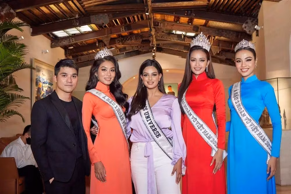 Netizen doi giai cuu Top 3 Miss Universe VN vi trang phuc sen sua-Hinh-17