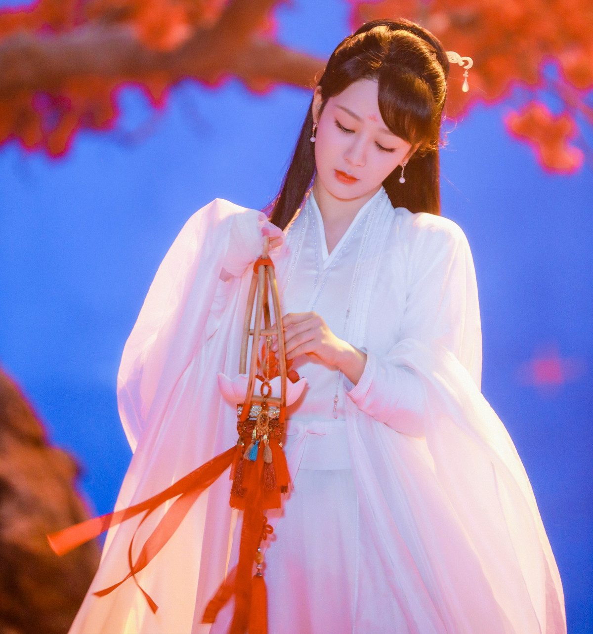 Trường tương tư là phần tiếp theo của bộ tiểu thuyết Từng thề ước. Từng thề ước được chuyển thể thành phim với tên Thượng cổ tình ca (2017) do Huỳnh Hiểu Minh và Victoria Tống Thiến đóng chính. Tiểu Yêu là con gái của Xi Vưu và A Hành, là nàng công chúa danh giá nhất thế gian. Nhưng thực tế, cuộc sống của nàng trải qua không vui vẻ khi không biết cha ruột là ai, rời xa mẹ từ tấm bé, lưu lạc nơi chân trời góc bể.