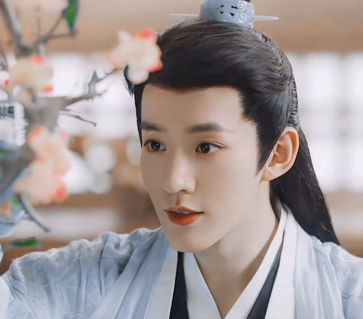 Mỗi người đàn ông đi qua trong cuộc đời Tiểu Yêu đều có ảnh hưởng sâu sắc tới nàng, tạo nên những cuộc tình bi thương. Đồng thời, việc nữ chính thành đôi với ai trong phim đang là câu hỏi được bỏ ngỏ khiến khán giả tò mò.