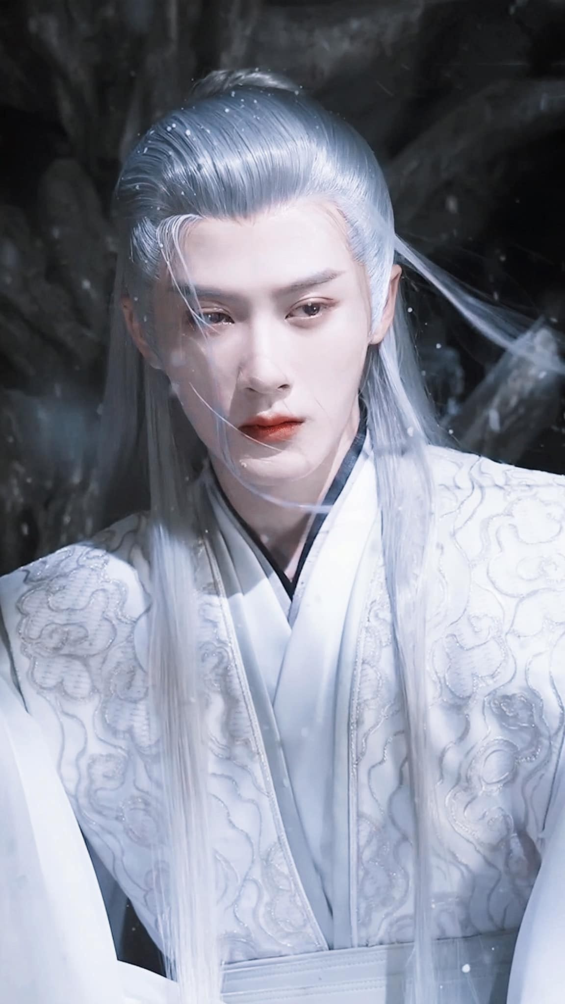 Bên cạnh đó, Tiểu Yêu còn quen biết với yêu quái chín đầu Tương Liễu. Hắn là sát thủ máu lạnh, ẩn sau vẻ ngoài tuyệt mỹ lạnh lùng là những tâm tư phiền muộn và tình yêu sâu đậm dành cho Tiểu Yêu. Ngoài ra, Tiểu Yêu còn có tình cảm với anh họ Chuyên Húc, người mà nàng luôn tâm niệm phải bảo vệ.