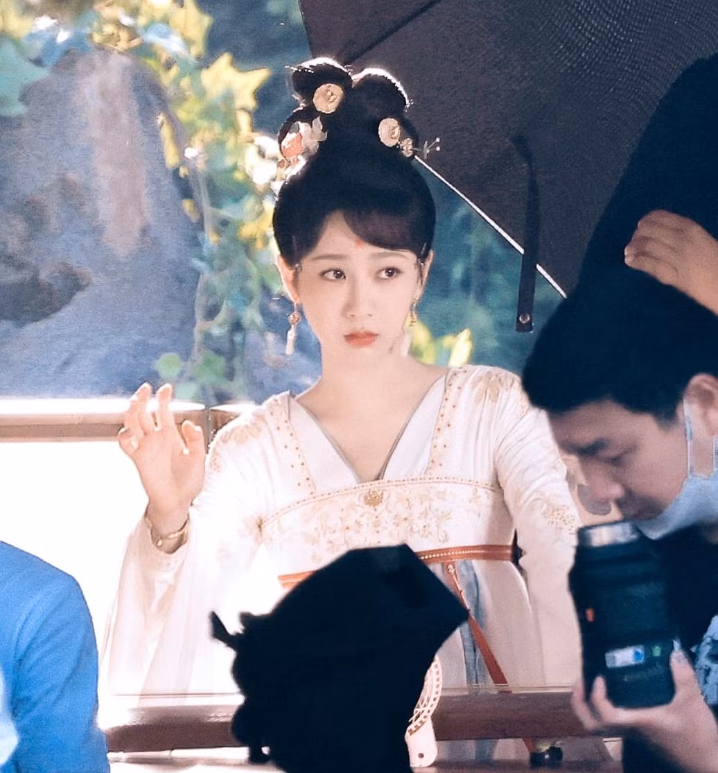 Dương Tử cũng coi trọng dự án này bởi các phim trước đó của cô là Nữ bác sĩ tâm lý, Dư sinh, Trầm vụn hương phai không đạt thành tích như kỳ vọng. Trong đó, Trầm vụn hương phai cũng thuộc thể loại tiên hiệp kỳ ảo, bị đánh giá là có nội dung cũ kỹ, ngoại hình của Dương Tử kém đẹp. Vì vậy, phim bị dự án Thương lan quyết của Ngu Thư Hân và Vương Hạc Đệ vượt qua về danh tiếng.