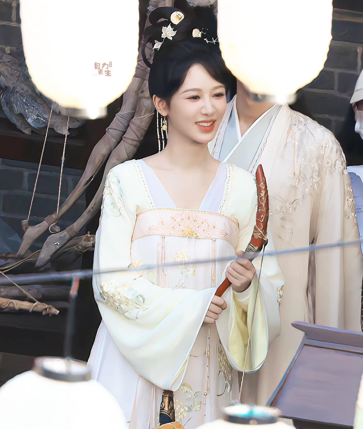 Để chuẩn bị cho Trường tương tư, Dương Tử ép cân nhanh, hoãn lại nhiều công việc, chỉ tập trung đóng phim. Nữ diễn viên là người có nhiều phân cảnh diễn xuất nhất và cô phải mất 6 tháng mới hoàn thành dự án. Trong loạt ảnh mới công bố, Dương Tử được nhận xét hợp với tạo hình cổ trang nhờ nét dịu dàng, nền nã và đôi mắt có chiều sâu.