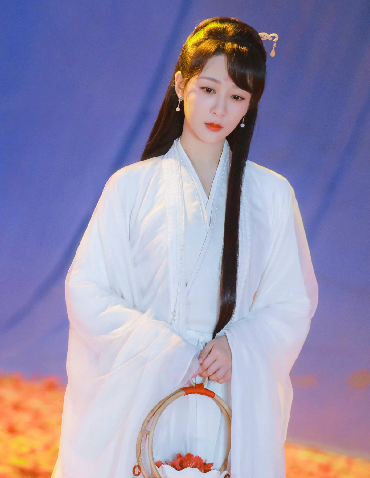 Sina đưa tin bộ phim truyền hình cổ trang Trường tương tư vừa đóng máy và công bố dàn ngôi sao tham gia dự án. Trong đó, vai nữ chính Tiểu Yêu sẽ do Dương Tử đảm nhận. Cô có quan hệ tình cảm với Đồ Sơn Cảnh (Đặng Vi diễn), Tương Liễu (Đàn Kiện Thứ đóng) và Chuyên Húc (Trương Vãn Ý thể hiện).