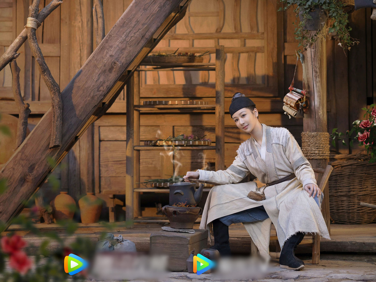 Tiểu Yêu từng giả trai, sống dưới tên gọi Tiểu Lục, hành nghề thầy thuốc ở một trấn nhỏ. Tại đây, nàng cứu được Đồ Sơn Cảnh đang trong cơn nguy hiểm. Để trả ơn, Đồ Sơn Cảnh nguyện ở lại làm người hầu cho Tiểu Yêu. Nhưng thực tế Đồ Sơn Cảnh là thiếu gia, chủ tộc tương lai của dòng họ Đồ Sơn, một dòng họ hành nghề kinh doanh có thế lực mạnh mẽ, nổi danh khắp nơi.