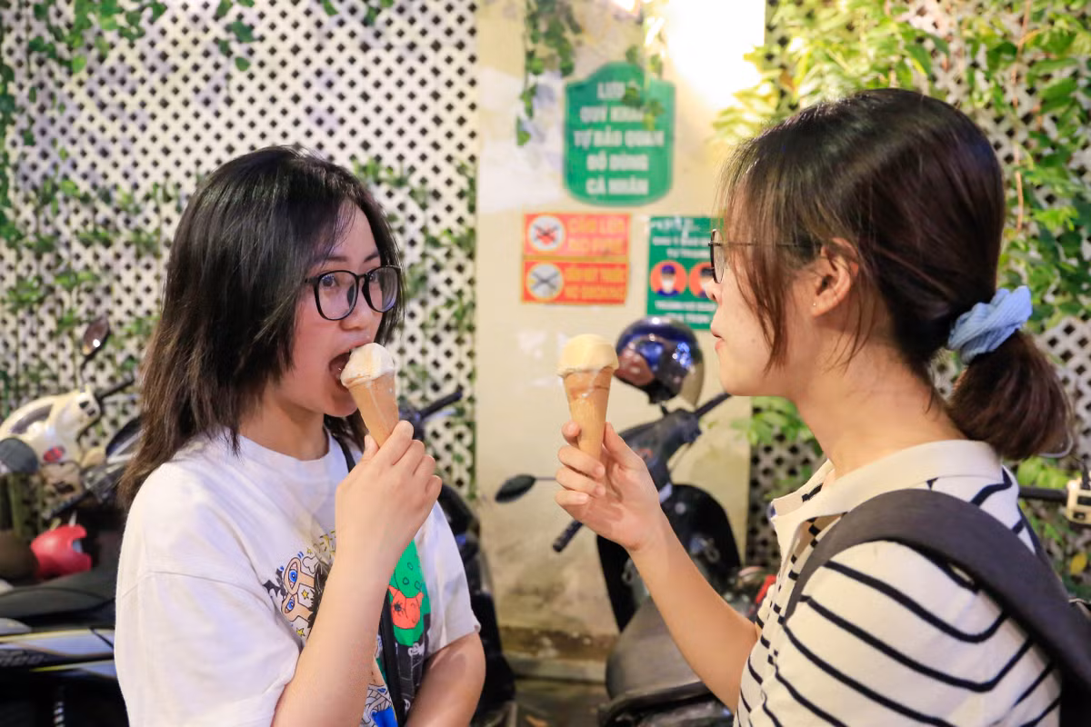 Gioi tre di an kem giai nhiet ngay he nong 38 do C-Hinh-5