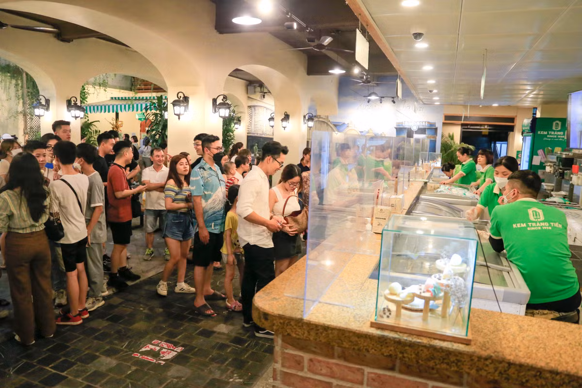 Gioi tre di an kem giai nhiet ngay he nong 38 do C-Hinh-2