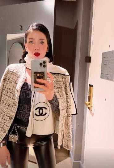 au ngày đầu tiên diện mốt "giấu quần", Lệ Quyên tiếp tục dát cả cây hàng hiệu gồm bodysuit, quần bó, áo tweed, khăn và thắt lưng chỉn chu đâu ra đấy.