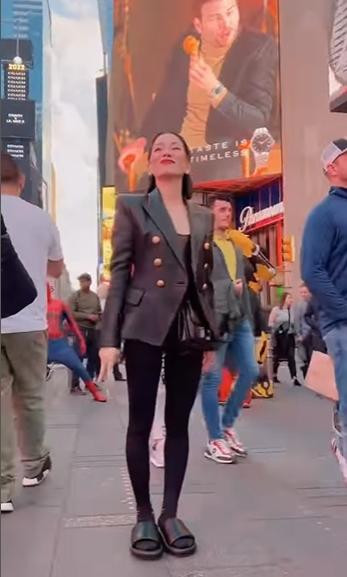 uy nhiên do quá phấn khích cộng với việc phải di chuyển nhiều nên đôi guốc nhanh chóng bị xếp xó, nhường chỗ cho đôi dép bệt bánh mì không hề liên quan đến set đồ.