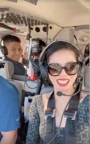 ##ss###style="text-decoration: underline;">Nữ ca sĩ Lệ Quyên không giấu được sự phấn khích khi tham quan New York bằng trực thăng cùng bạn trai kém 12 tuổi.