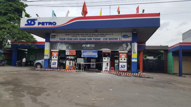 Khan hiem xang cuc bo, nguoi dan phai mua le gia 35.000 dong/lit