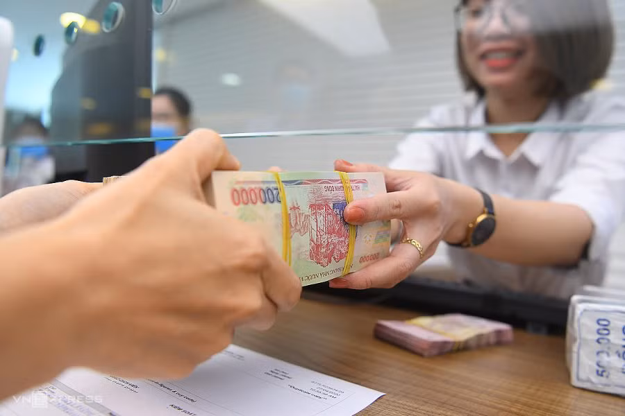 Co tien dung voi om ra ngan hang, gui cach nay lai cao hon nhieu