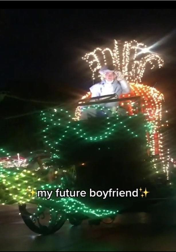 Di choi Disneyland, co gai vo tinh tim duoc 