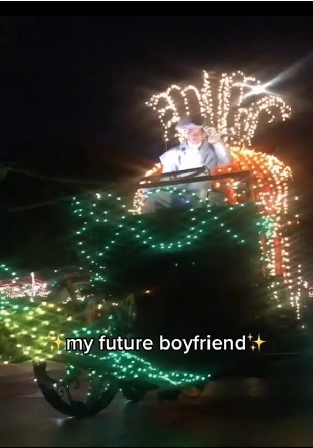 Di choi Disneyland, co gai vo tinh tim duoc 