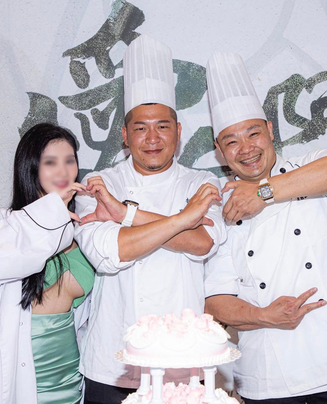 Nguoi dep MXH gay tranh cai vi trang phuc khi di tu thien-Hinh-3