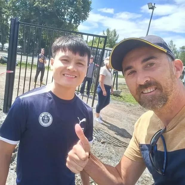 Cổ động viên Pháp biết Quang Hải "rất giỏi" dù không theo dõi Pau FC Co dong vien Phap biet Quang Hai