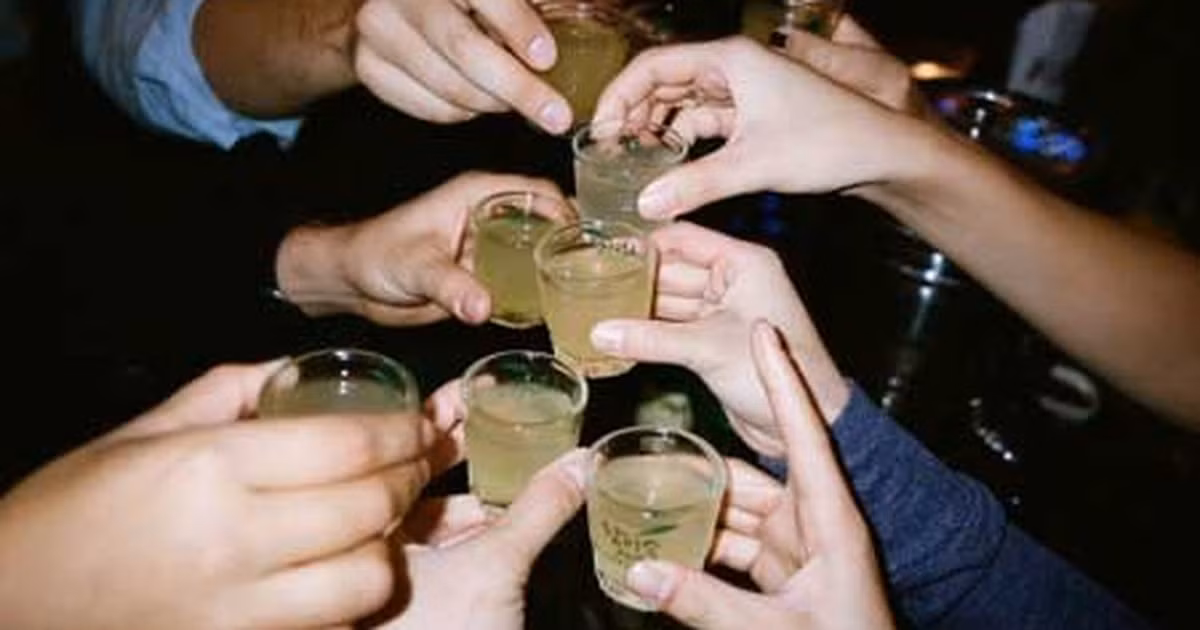 Một khi đã đắm chìm, hưởng lạc trong đó, sẽ chẳng thể rút chân ra, cuối cùng dẫn đến cảnh tán gia bại sản, vợ con ly tán, gia đình tan vỡ. Từ cổ chí kim, chuyện này cũng không hiếm gặp. Vậy nên cố nhân mới dạy người đời sau chúng ta nên tránh xa những nơi này. 