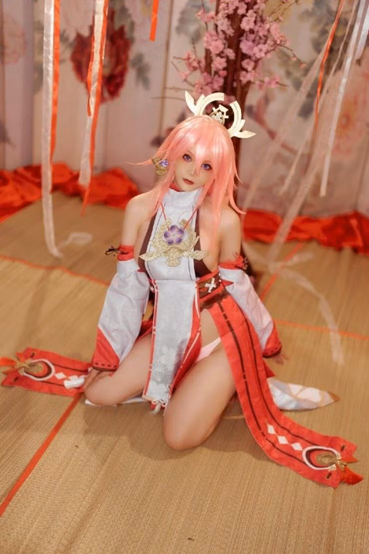 Bong mat voi man cosplay game Genshin Impact “thieu vai”