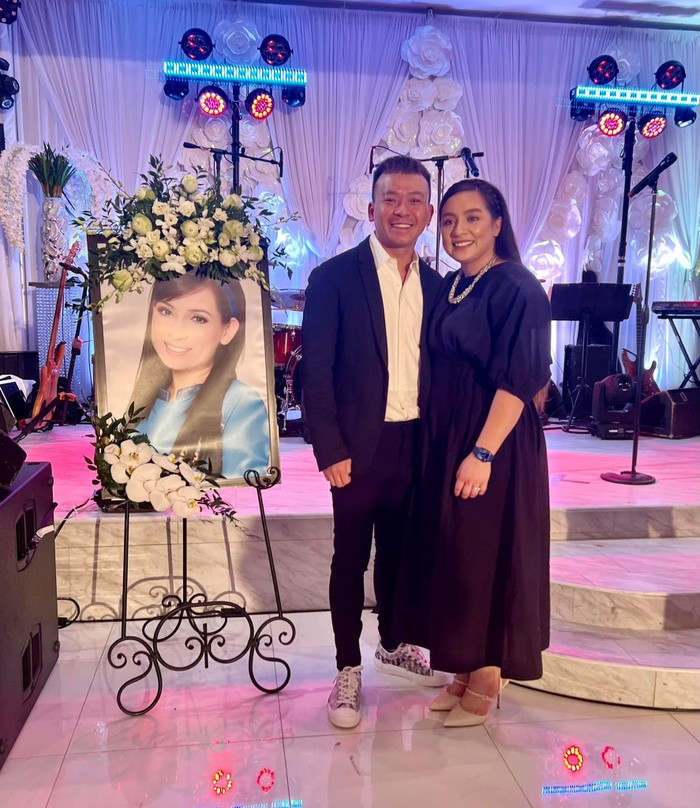 Wendy Phạm khóc nức nở trong đêm nhạc gây quỹ mang tên Phi Nhung Wendy Pham khoc nuc no trong dem nhac gay quy mang ten Phi Nhung