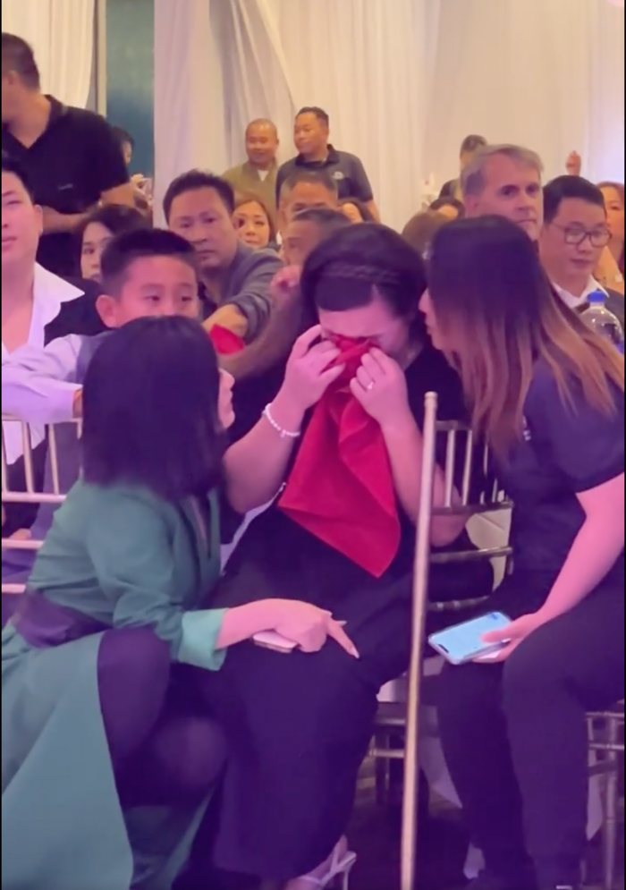 Wendy Phạm khóc nức nở trong đêm nhạc gây quỹ mang tên Phi Nhung - Hình 4 Wendy Pham khoc nuc no trong dem nhac gay quy mang ten Phi Nhung-Hinh-4