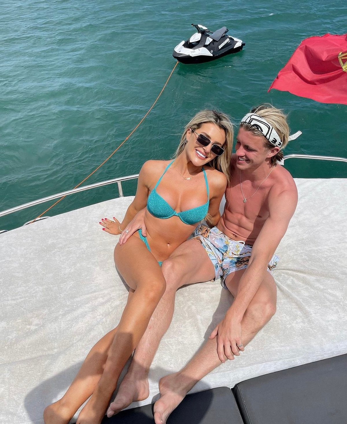 Conor và Aine bắt đầu hẹn hò vào tháng 12/2018. Hiện cặp đôi sống chung tại London dù chưa kết hôn.