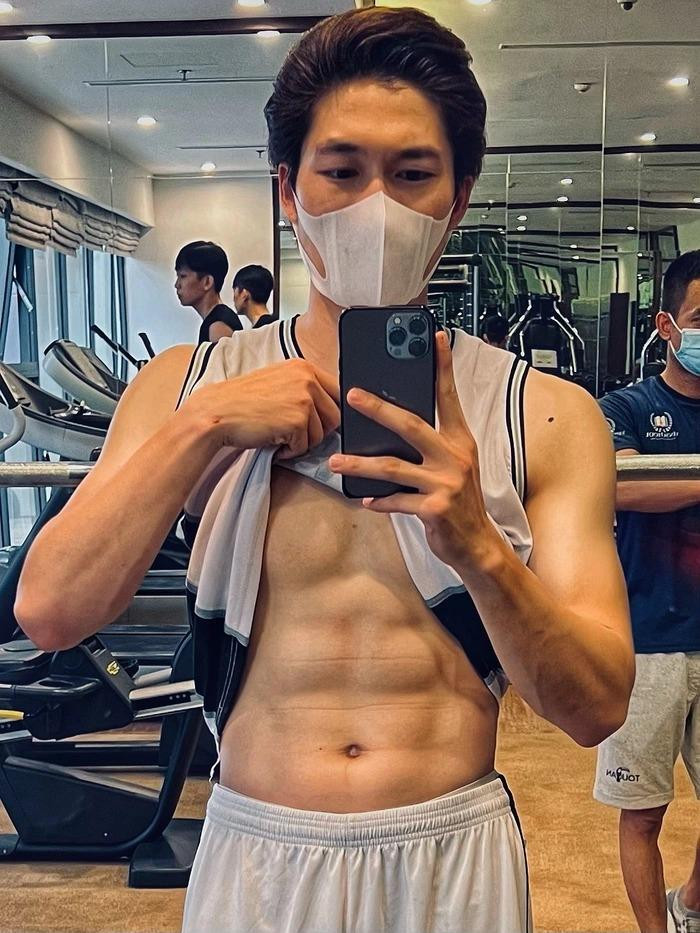 Dinh Tu vach ao khoe 6 mui giua tin don 