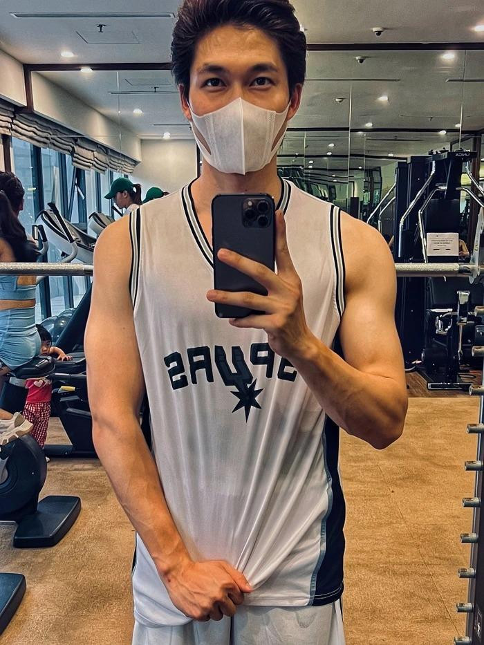 Dinh Tu vach ao khoe 6 mui giua tin don 