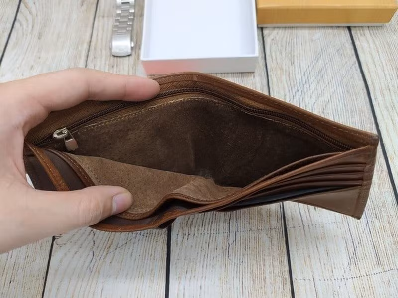 Ví tiền. Ví tiền, người xưa gọi là “túi tiền”, trong phong thủy dân gian, cho rằng ví tiền là chứa bạc, mà ngân lượng đã trải qua thế gian mọi người tiếp xúc qua, tràn đầy dương khí, bởi vậy, ví tiền cũng đại biểu cho dương khí của một người, cho nên ví tiền mình đã qua sử dụng không thể tùy tiện tặng người.