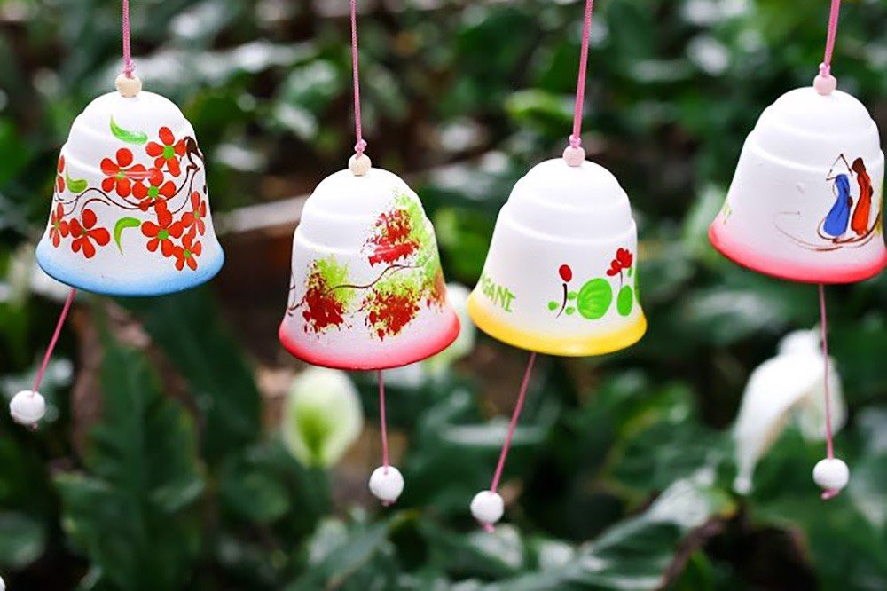 Chuông (hay đồng hồ). Vô luận là trường hợp nào, mọi người tặng quà, cũng sẽ không nên tặng chuông, bởi vì “chuông” đích hài âm là “cuối cùng”, tặng chuông không cũng đồng nghĩa với “tống chung (chăm sóc người thân trước lúc lâm chung)”.