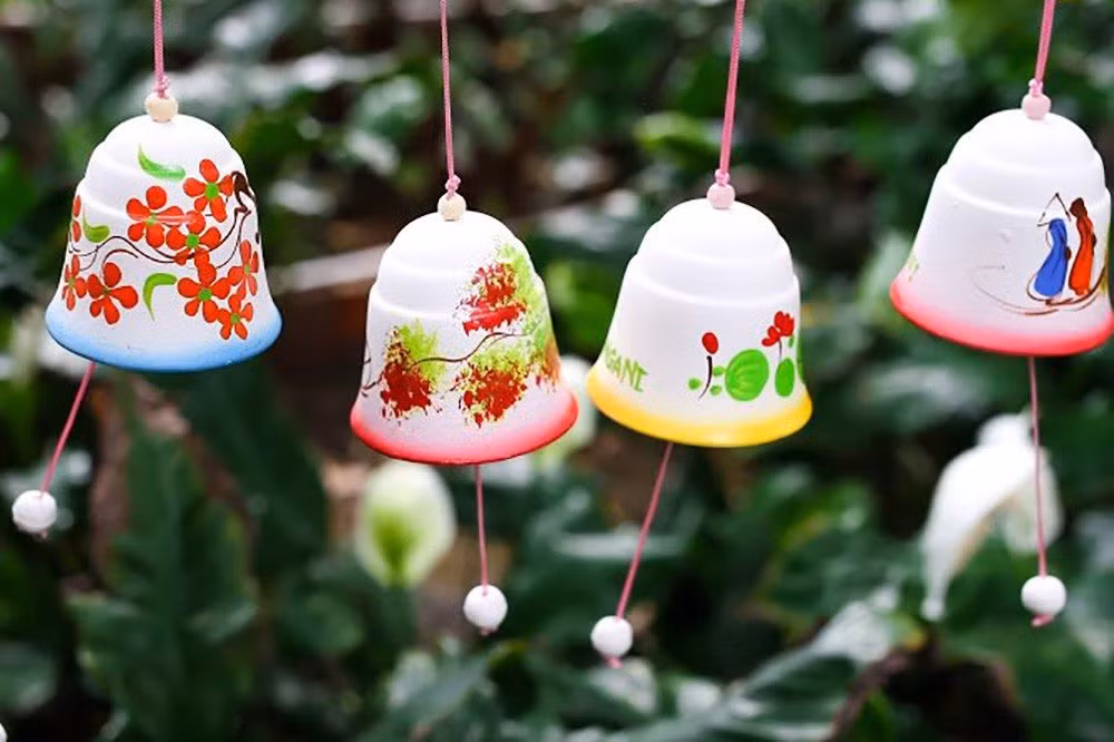 Chuông (hay đồng hồ). Vô luận là trường hợp nào, mọi người tặng quà, cũng sẽ không nên tặng chuông, bởi vì “chuông” đích hài âm là “cuối cùng”, tặng chuông không cũng đồng nghĩa với “tống chung (chăm sóc người thân trước lúc lâm chung)”.