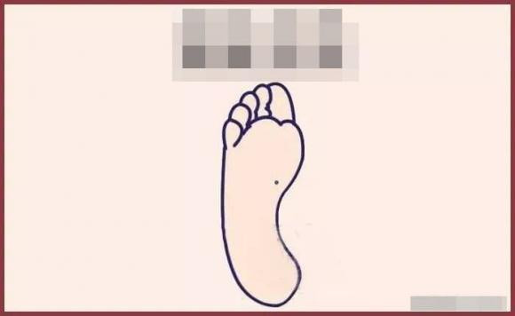 9. Nốt ruồi ở lòng bàn chân. Người có nốt ruồi ở lòng bàn chân thường là có nhiều cơ hội đi khắp thế gian hay đi du lịch nước ngoài, làm việc cũng có thể hô mưa gọi gió ở nơi làm việc, một nốt ruồi ở ngón chân cho thấy bạn là người trung thành, lương thiện và được cấp dưới, quý nhân phù trợ, sau này sẽ có một số thành tựu trong sự nghiệp.