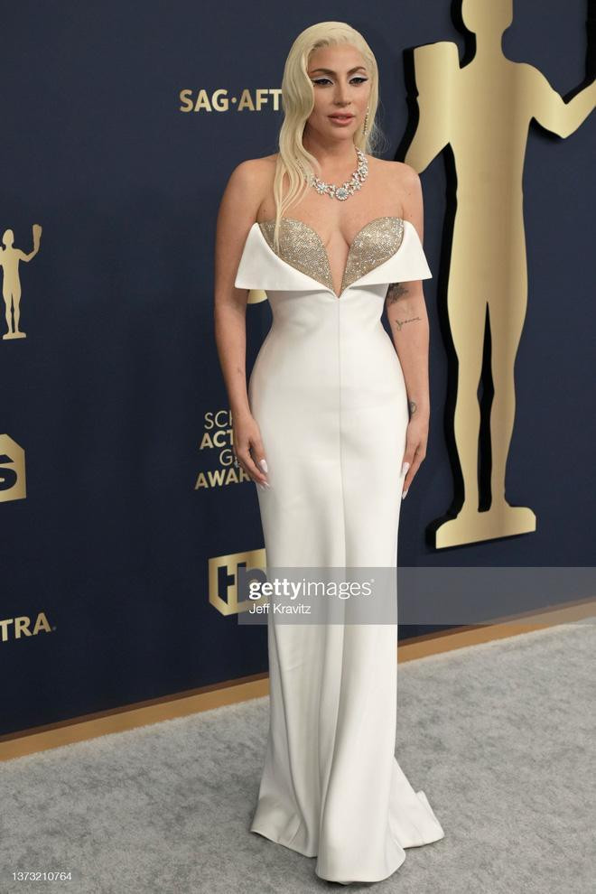 Selena Gomez 'que do' vi cu nga tung giay tren tham do-Hinh-6