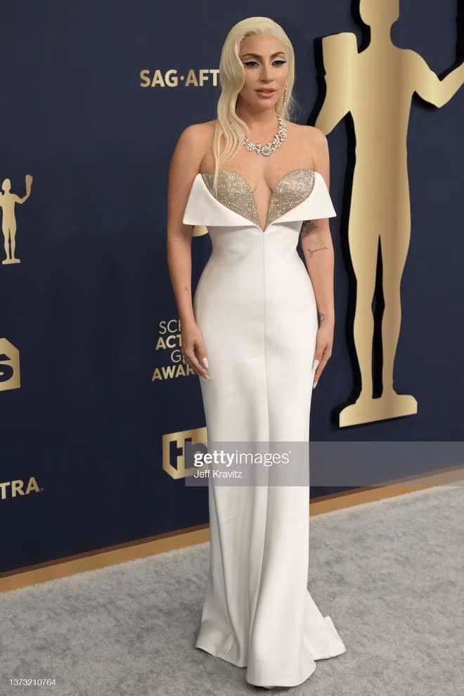 Selena Gomez 'que do' vi cu nga tung giay tren tham do-Hinh-6