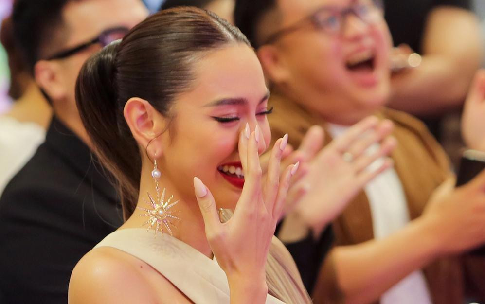 Thùy Tiên lên tiếng việc không được chào đón, bị mời xuống thảm đỏ Thuy Tien len tieng viec khong duoc chao don, bi moi xuong tham do