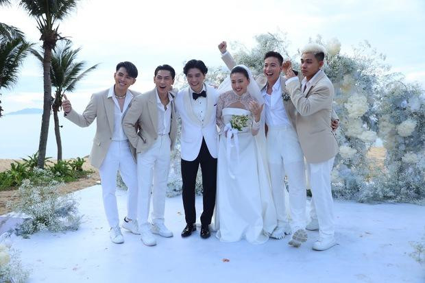 Diem tru nho trong nhung bo vay cuoi chinh thuc cua Ngo Thanh Van