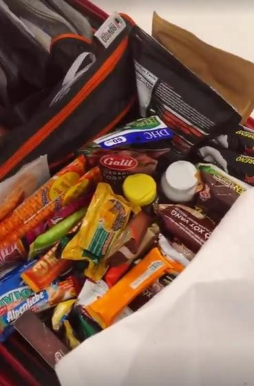 au khi nhận được hành lý, Bảo Ngọc ngay lập tức mở vali khoe rất nhiều đồ ăn vặt và gửi lời mời công khai đến các thí sinh cùng thi Hoa hậu Liên lục địa rằng ai đói có thể tìm đến với cô bất cứ lúc nào.