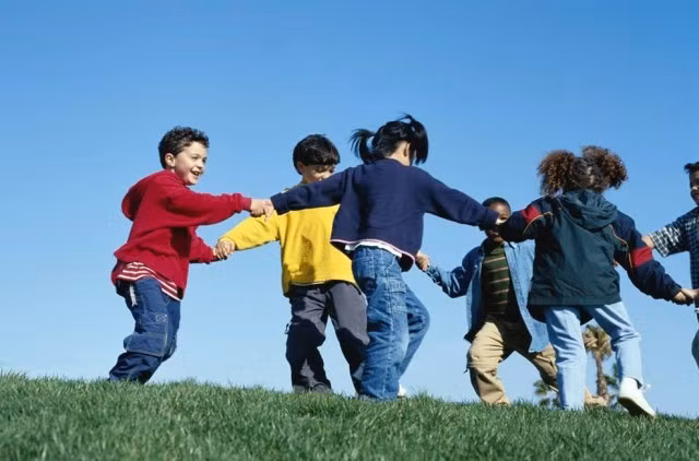 Một trái tim ấm áp sẽ sưởi ấm được những người xung quanh, thế nên, bạn hãy luôn vui vẻ, chan hòa với mọi người. Những ấn tượng tốt trong lần đầu gặp gỡ sẽ khiến họ tạo được mối lương duyên tốt đẹp với người khác. Từ đó, quý nhân hay người hiền sẽ tự khắc đến bên đời họ.