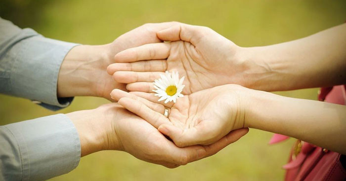  4. Có lòng vị tha. Cho dù bạn có gắng sống tốt đến thế nào thì vẫn có những người ganh ghét bạn, luôn có những ánh mắt soi mói đối kị của những người xung quanh. Bởi khi sinh ra thì người ta đã có lòng đố kị dành cho nhau rồi.